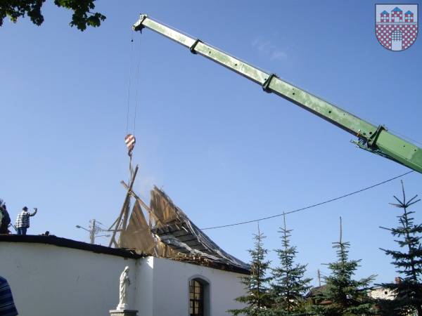 : Na fot. Demontaż dachu na kościele św. Barbary w Żarkach.